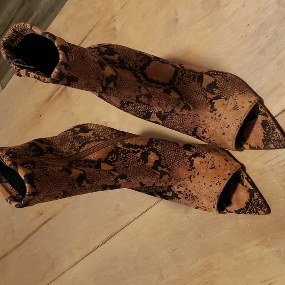 LEMON DROP BY PRIVILEGED  SNAKESKIN PRINT FABRIC STILETTO PEEP TOE BOOTS SZ 8 - Picture 5 of 15